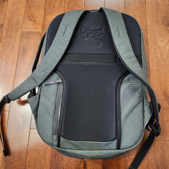 Arcteryx Blade 20 laptop commuter backpack in gray - Picture 4 of 11